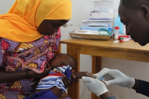 Profissional no laboratório de testes de Maradi, no Níger (Foto: Séverine Bonnet / MSF)