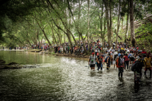 Durante a travessia pelo Darién - uma perigosa faixa de 100 km de selva entre o Panamá e a Colômbia - migrantes precisam passar pelos rios Acandí e Tuquesa. © Juan Carlos Tomasi/MSF