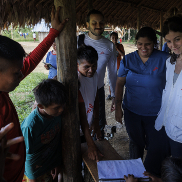 Deborah (segunda da direita para a esquerda) com equipe de MSF durante atividade na Terra Indígena Yanomami. © Diego Baravelli/MSF