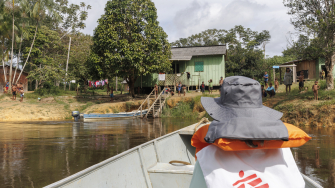 Equipe de MSF chegando a comunidade na região de Auaris. ©Diego Baravelli/MSF