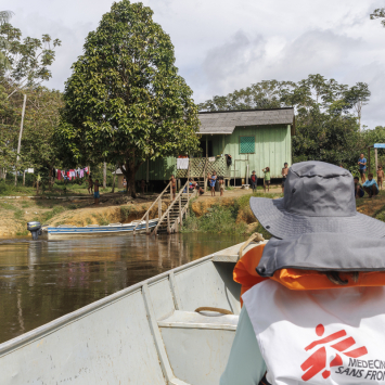 Equipe de MSF chegando a comunidade na região de Auaris. ©Diego Baravelli/MSF