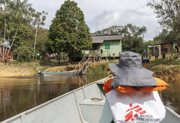 Equipe de MSF chegando a comunidade na região de Auaris. ©Diego Baravelli/MSF