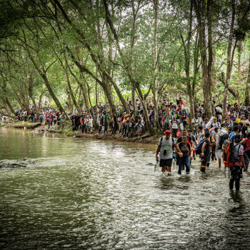 Durante a travessia pelo Darién - uma perigosa faixa de 100 km de selva entre o Panamá e a Colômbia - migrantes precisam passar pelos rios Acandí e Tuquesa. © Juan Carlos Tomasi/MSF