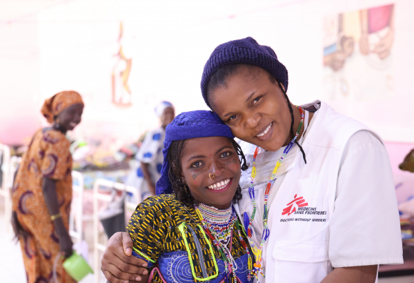 Unity Enuebuke abraçando a paciente Halima Umaru na enfermaria do hospital de Jahun, na Nigéria. © Holger Vieth/MSF