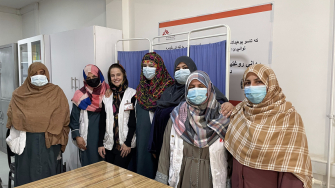 Danielle Severini (terceira da esquerda para a direita) com equipe de MSF no Afeganistão. ©Arquivo pessoal