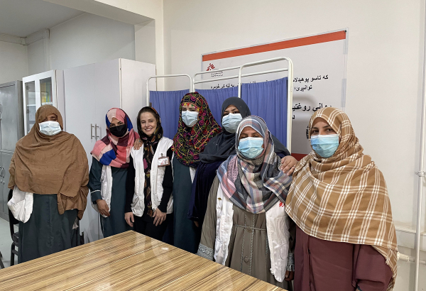 Danielle Severini (terceira da esquerda para a direita) com equipe de MSF no Afeganistão. ©Arquivo pessoal