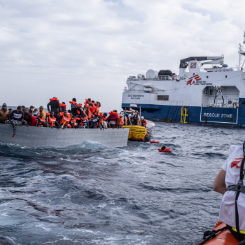 Em 16 de novembro de 2021, 99 pessoas foram resgatadas no Mar Mediterrâneo pela equipe de MSF. ©Virginie Nguyen Hoang/Collectif HUMA