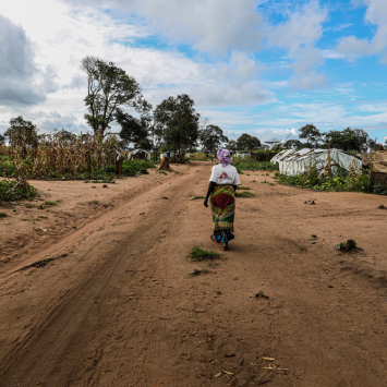 MSB124932- Atija Bacar, que trabalha com MSF, caminha pelo acampamento de deslocados de Eduardo Mondlane, em Moçambique, para orientar mulheres grávidas e lactantes. Ela também vive no local. © Mariana Abdalla/MSF