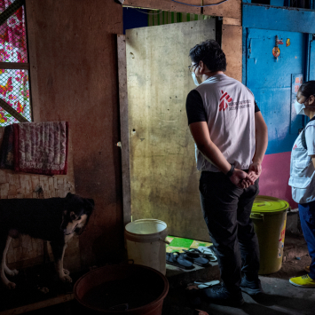 Profissionais de MSF vão de porta em porta para rastrear pessoas que tiveram contatos com pacientes diagnosticados com tuberculose. Foto: Ezra Acayan/MSF