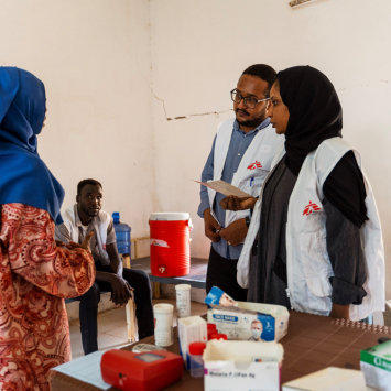 Equipe de MSF em atendimento em Wad Madani, para onde milhares de pessoas se deslocaram para fugir da violência em Cartum. Foto: Ala Kheir/MSF