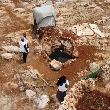 Equipes de MSF verificam as latrinas e os buracos de esgoto no campo de deslocamento em Idlib. Foto: Abdul Razzak Al-Shami/MSF

‌