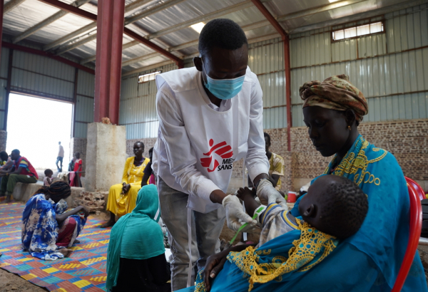 Enfermeiro de MSF atende paciente em clínica móvel no Alto Nilo, no Sudão do Sul. © Nasir Ghafoor/MSF