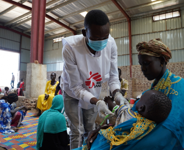 Enfermeiro de MSF atende paciente em clínica móvel no Alto Nilo, no Sudão do Sul. © Nasir Ghafoor/MSF