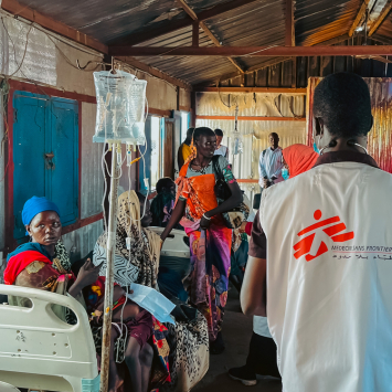 Médicos de MSF atendem crianças na unidade de isolamento de sarampo no acampamento de Um Sangour. Foto: Ahmad Mahmoud/MSF