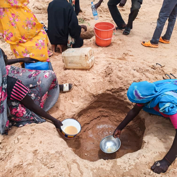 Refugiadas sudanesas tentar coletar água no acampamento Ourang, no Chade. © MSF