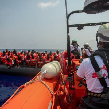 Registro do dia 24 de agosto de 2023, quando a equipe do Geo Barents, navio de MSF, resgatou 168 pessoas em perigo no Mar Mediterrâneo Central. © MSF/Stefan Pejovic