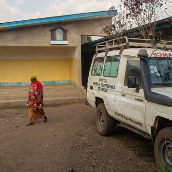 Paciente caminha dentro do hospital geral de referência de Mweso, em Kivu do Norte, apoiado por equipes de MSF desde 2005 em parceria com o Ministério da Saúde da República Democrática do Congo. Agosto de 2023. © Laora Vigourt/MSF