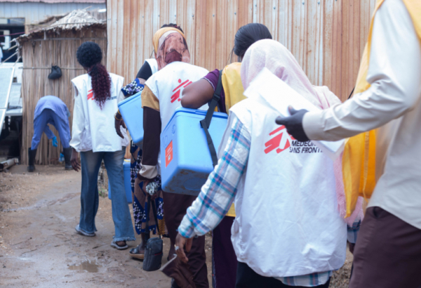 Equipe de MSF dá apoio à campanha de vacinação contra o sarampo do Ministério da Saúde do Sudão no acampamento de Um Sangour. © MSF