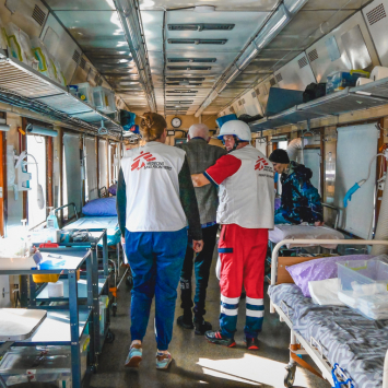 Parte interna do trem de evacuação médica de MSF na Ucrânia. © Verity Kowal/MSF