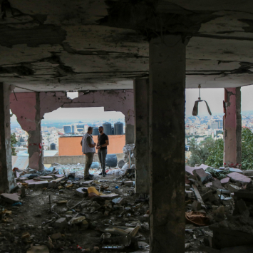 Equipe de MSF em mesquita destruída por ataque aéreo que matou dois palestinos no acampamento de refugiados de Jenin, em 22 de outubro de 2023.  © MSF/Faris Al-Jawad