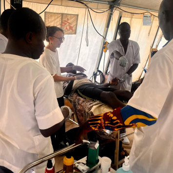 Paciente atendido no hospital de Adré durante o novo fluxo de pessoas refugiadas que chegaram do Sudão. © Jan Bohm/MSF