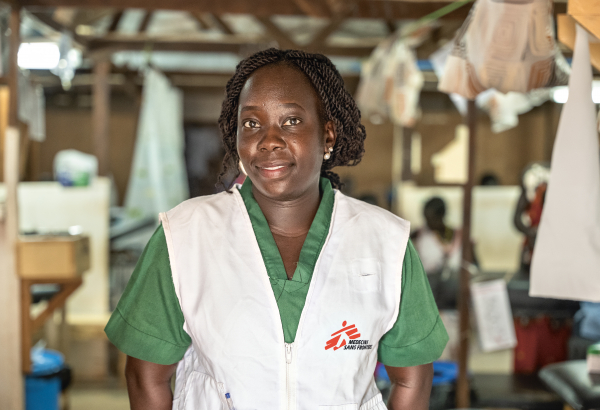 Juliana Alexander Justin na ala de emergência de MSF em Aweil, Sudão do Sul. © Oliver Barth/MSF