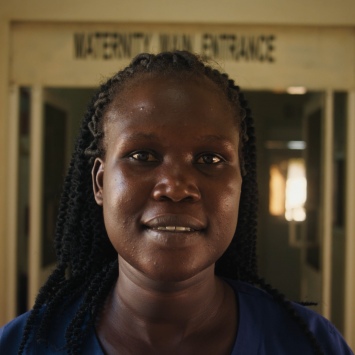 A sul-sudanesa Martha Abuk Jacob, atua como obstetriz de MSF em Aweil desde 2016. © Peter Bräunig