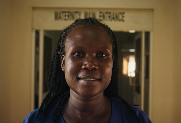 A sul-sudanesa Martha Abuk Jacob, atua como obstetriz de MSF em Aweil desde 2016. © Peter Bräunig