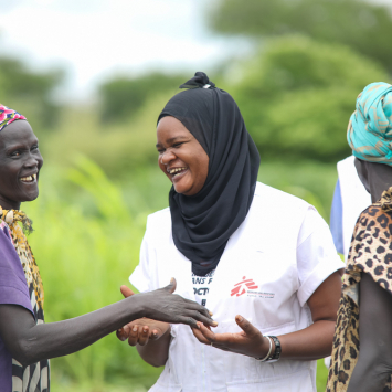 Awa Abdumadou com duas agentes comunitárias durante uma visita semanal a um dos locais de gerenciamento integrado de casos. © Isaac Buay/MSF
