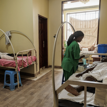 Enfermeira verifica os sinais vitais de um paciente no hospital de Salama, em Bunia, província de Ituri. © Michel Lunanga/MSF