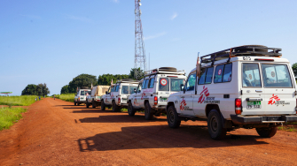 Veículos de MSF com profissionais e suprimentos a caminho de atividades com uma clínica móvel no condado de Morobo, estado de Equatoria Central, Sudão do Sul, 2023. © Manon Massiat/MSF