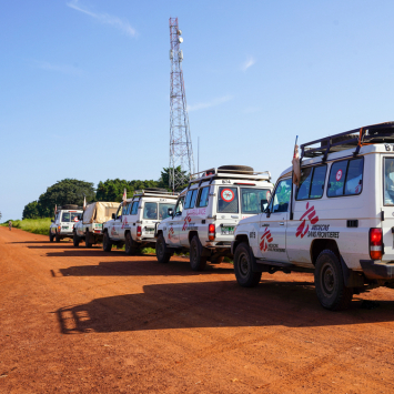 Veículos de MSF com profissionais e suprimentos a caminho de atividades com uma clínica móvel no condado de Morobo, estado de Equatoria Central, Sudão do Sul, 2023. © Manon Massiat/MSF