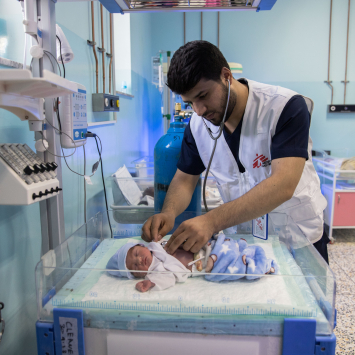 – Médico de MSF examinando um bebê que nasceu prematuramente, com oito meses, no Hospital Regional de Mazar-i-Sharif, Afeganistão. © Oriane Zerah/MSF