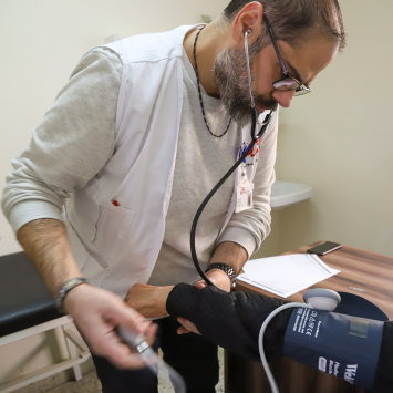 Profissional da equipe móvel de MSF em atendimento em Nabatiyeh. Foto: MSF/Tracy Makhlouf