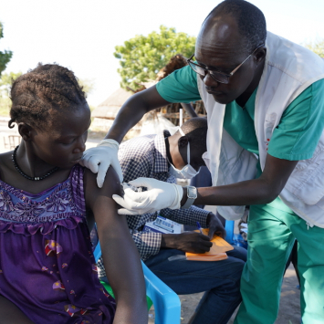 Profissional de MSF administrando uma dose da vacina para prevenção da hepatite E. © Gale Julius Dada/MSF