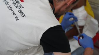 Profissional de MSF atende paciente no Hospital de Kutupalong, em Cox's Bazar. Bangladesh, 7 de fevereiro de 2024. © Jan Bohm/MSF