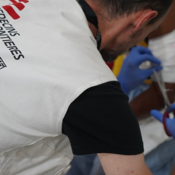 Profissional de MSF atende paciente no Hospital de Kutupalong, em Cox's Bazar. Bangladesh, 7 de fevereiro de 2024. © Jan Bohm/MSF