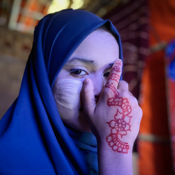 Ayesha, de 12 anos de idade, posa com tanaka, um cosmético tradicional, no rosto. Cox’s Bazar, Bangladesh, outubro de 2023 © Ishrat Bibi