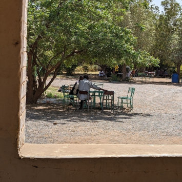 Equipe de MSF fornece consulta médica em local comunitário em acampamento para pessoas deslocadas em Kassala, no Sudão. © MSF