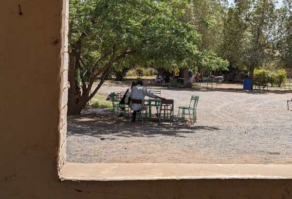 Equipe de MSF fornece consulta médica em local comunitário em acampamento para pessoas deslocadas em Kassala, no Sudão. © MSF