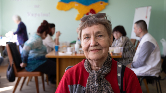 Lidia Bazualyeva, de 74 anos de idade, foi deslocada de sua casa em Kherson e recebeu apoio de saúde mental de MSF. © Fanny Hostettler/MSF