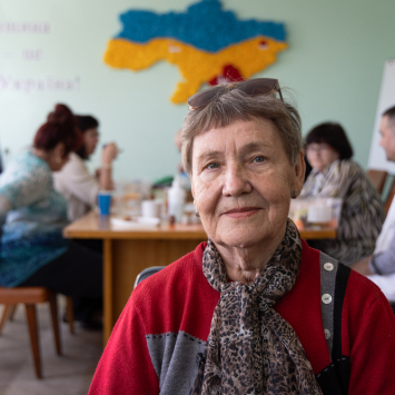 Lidia Bazualyeva, de 74 anos de idade, foi deslocada de sua casa em Kherson e recebeu apoio de saúde mental de MSF. © Fanny Hostettler/MSF