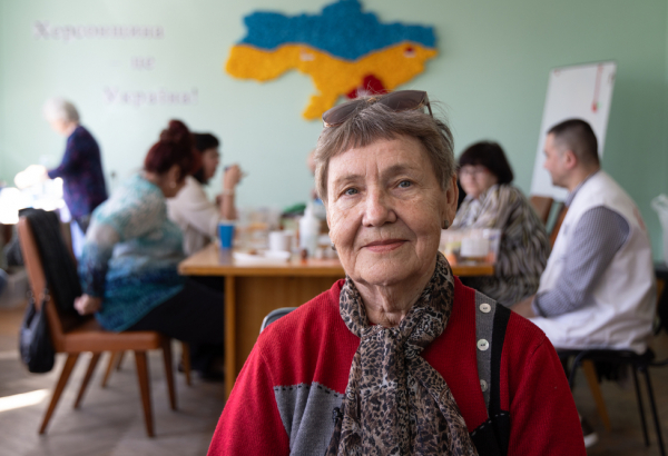 Lidia Bazualyeva, de 74 anos de idade, foi deslocada de sua casa em Kherson e recebeu apoio de saúde mental de MSF. © Fanny Hostettler/MSF