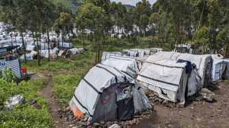 Acampamento de pessoas deslocadas em Shabindu, em Kivu do Norte, República Democrática do Congo. © Joelle Kayembe/MSF