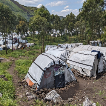 Acampamento de pessoas deslocadas em Shabindu, em Kivu do Norte, República Democrática do Congo. © Joelle Kayembe/MSF