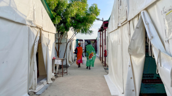 Pacientes caminhando pela instalação de MSF em Leer. © Kristen Poels/MSF