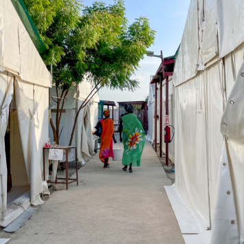 Pacientes caminhando pela instalação de MSF em Leer. © Kristen Poels/MSF