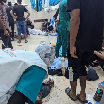 Em 8 de junho, as equipes de MSF e do hospital Al-Aqsa atenderam centenas de feridos pelos bombardeios israelenses. Foto: Karin Huster/MSF