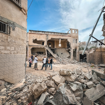 Equipe de MSF avalia danos e necessidades médicas após incursão militar israelense no acampamento de Jenin. Cisjordânia, Palestina, 26 de maio de 2024. © Oday Alshobaki/MSF