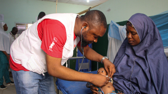 Médico de MSF examina criança no Hospital Geral de Zurmi, estado de Zamfara, noroeste da Nigéria © Abba Adamu Musa/MSF